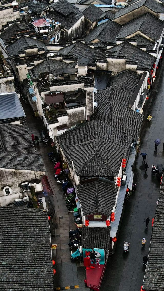 踏入古城，青石板路蜿蜒向前，彷彿在訴說著古老的故事