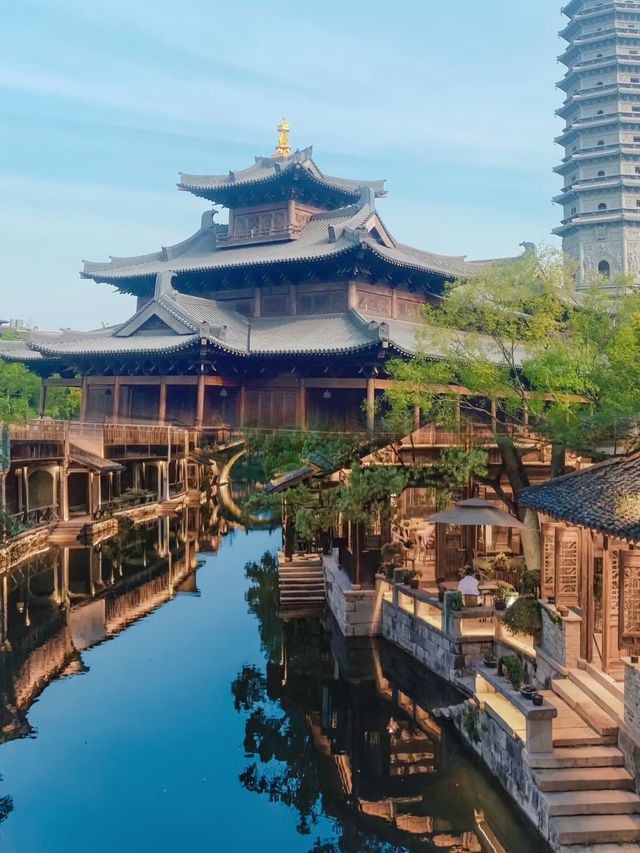穿漢服嘅網紅同埋磨剪刀嘅匠人，邊個先至係真古鎮居民