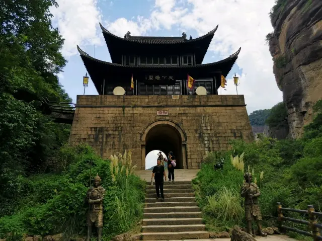 Hướng dẫn du lịch chuyên sâu về Jianmen Pass | Khám phá những nguy hiểm tự nhiên của Đường Shu và trải nghiệm hàng ngàn năm lịch sử