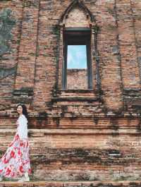 樹抱佛頭：暹羅的「永恆微笑」 地點：瑪哈泰寺（Wat Mahathat） 傳奇故事： 1767年