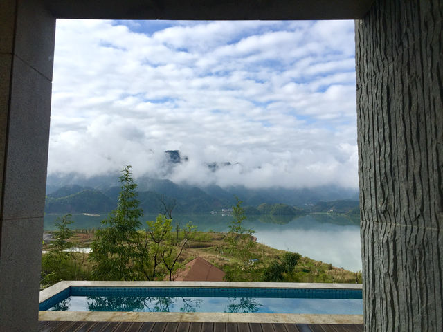 集山、湖、優秀人文建築於一體嘅高級酒店！