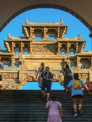 Guizhou's Deep Mountain Wonders: Breathe in the Ancient Town's Stilted Buildings and Sea of Clouds
