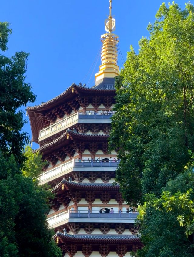 登上西湖雷峰塔，感受千年白蛇傳說的魅力！