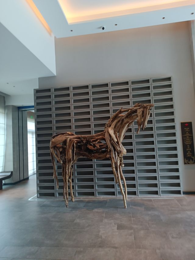 這是陝北，展開暑期度假模式，來延安，住萬達，欣賞《再回延安》，品嚐海鮮自助餐； 嗨！大家好！剛剛從