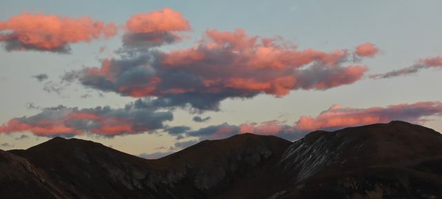 不去這山就去納山