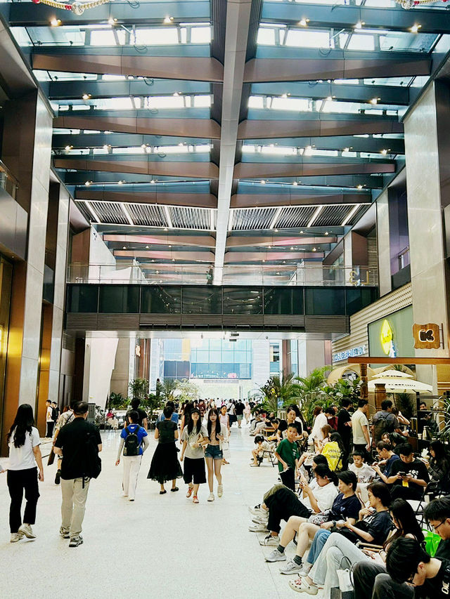 🌿 深業上城｜一個可以在百貨中看見綠地、綠地中看見高樓的魔幻之地
