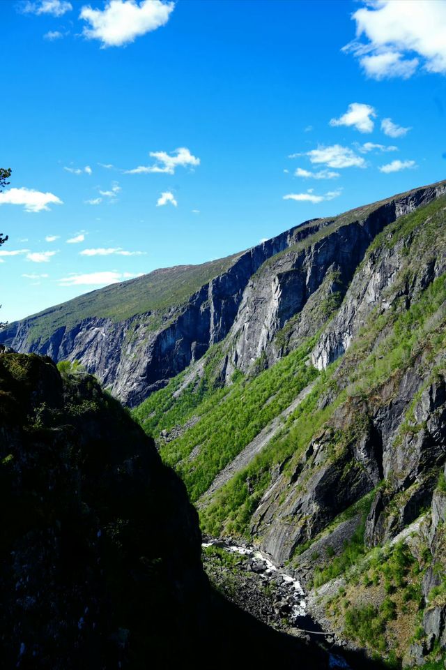 挪威沃爾令斯瀑布｜峽灣邊的壯闊水幕奇觀
 
作為挪威家喻戶曉的自然地標，沃爾令斯瀑布藏於峽灣深處，自