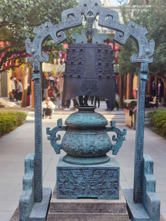 Strolling around the Jade Buddha Temple