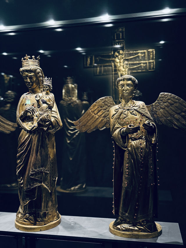 米蘭大教堂入內後免費的教堂博物館！！！