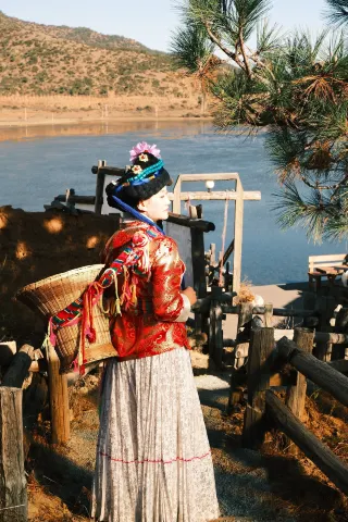 Help!! This coffee shop in Lugu Lake is so photogenic!