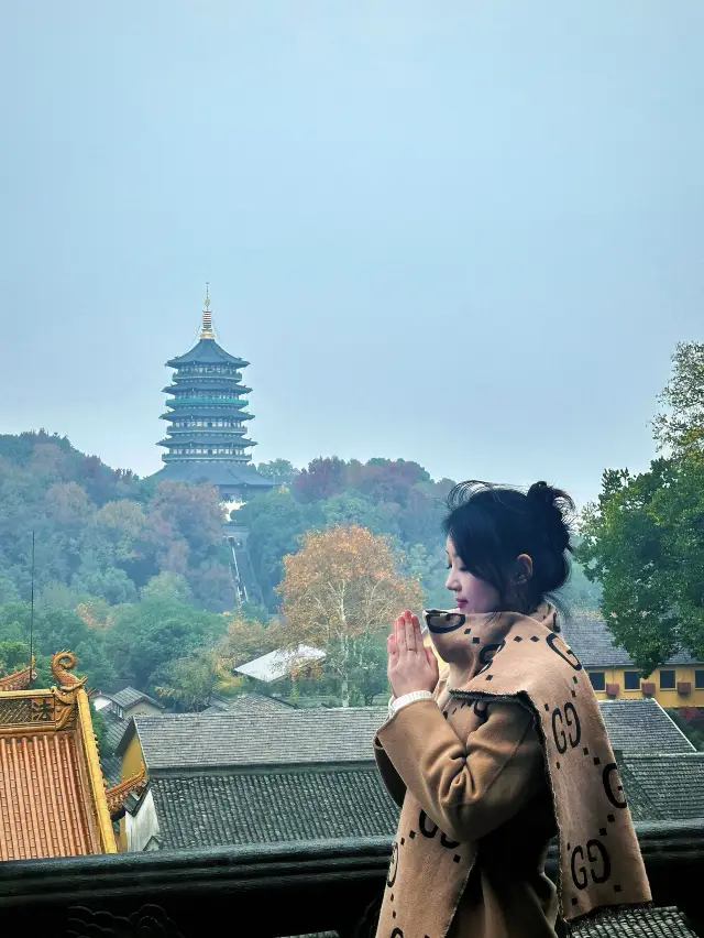 Few people go here to enjoy the maple leaves in Hangzhou, it’s truly amazing!