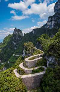 **天門山全攻略|99道彎公路+999級天梯+穿越雲霧的纜車** **三大必玩王炸組合**1
