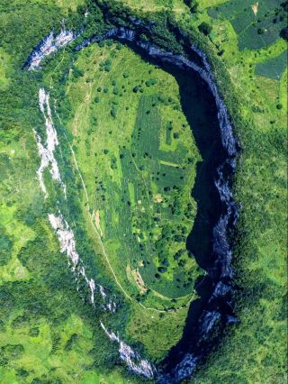 ที่หลุมฟ้าผาจมมังกร สู่โลกจริงของเซลด้า