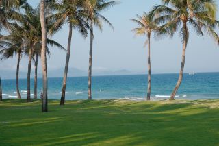 The sea is free, and so are you. Nha Trang is a great choice if you want to just relax. Recently, I've seen so many photos shared by friends that I've developed a strong yearning for island getaways.