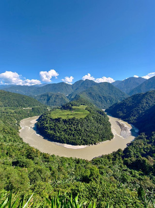Choose the 7-day 6-night Linzhi-Motuo loop to check in at Guoguotang’s big bend and stroll through the Green Cloud Sea