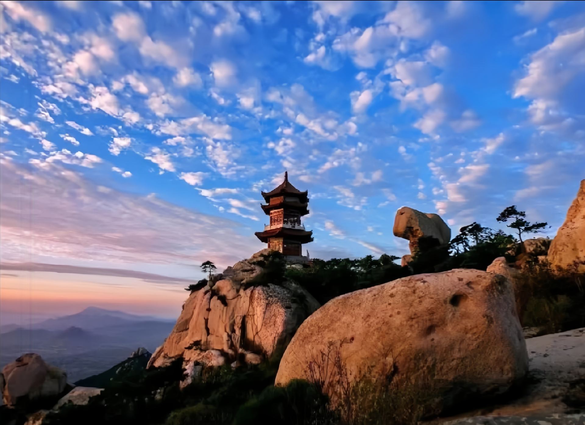 The sunrise over the sea of clouds at Wulian Mountain is incredible