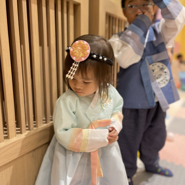 韓燒親子餐廳，小朋友穿韓服玩遊樂場！