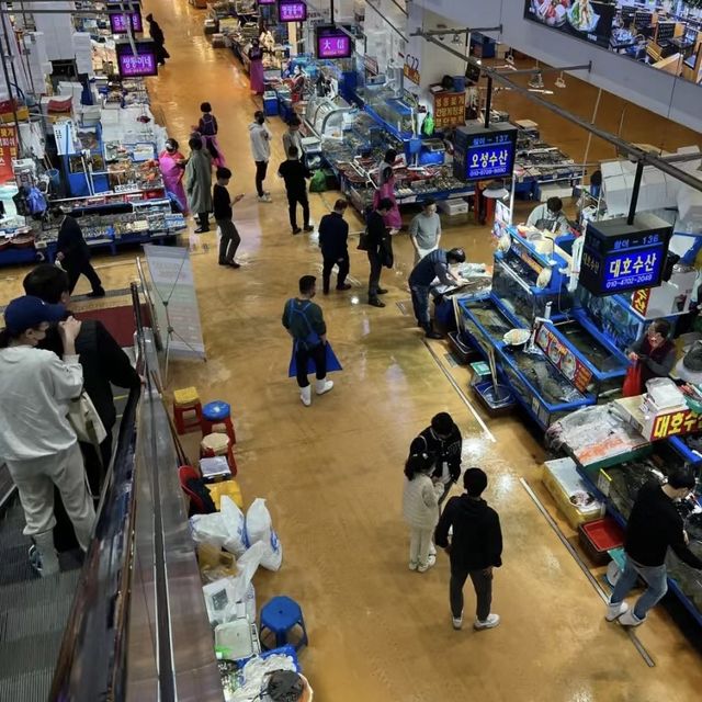 海鮮狂歡！在首爾的鷺梁津水産市場品嚐美味海鮮大餐！🦞🐟🍽️