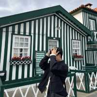 알록달록한 스트라이프 집들과 푸른 바다가 있는 아름다운 마을, 코스타노바🏠