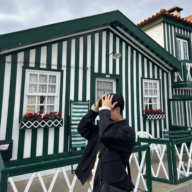 알록달록한 스트라이프 집들과 푸른 바다가 있는 아름다운 마을, 코스타노바🏠