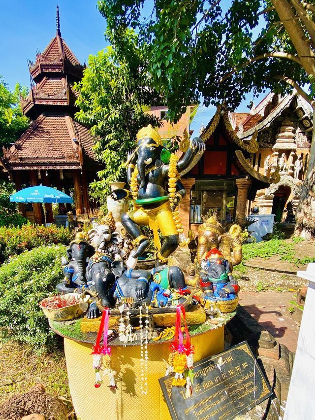 กราบไหว้ขอพระ | วัดโลกโมฬี | เชียงใหม่