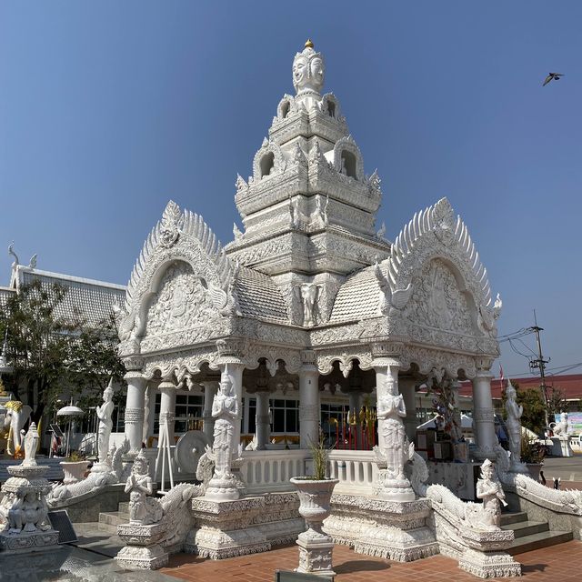 สักการะศาลพระหลักเมืองที่วัดมิ่งเมือง น่าน