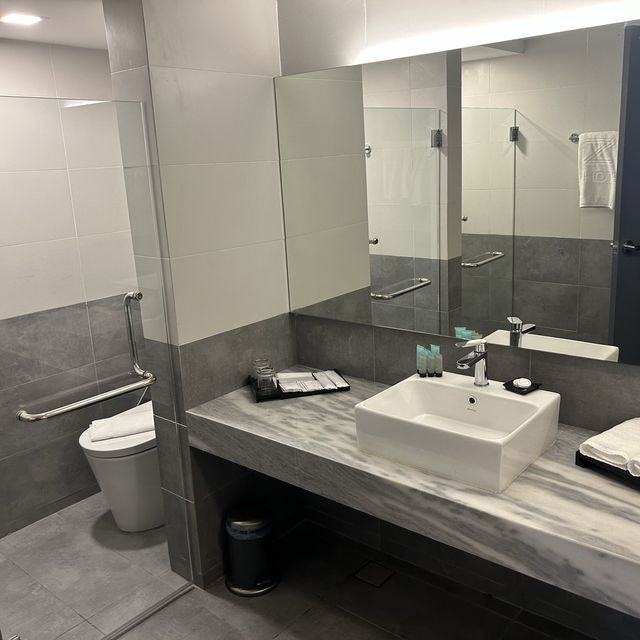 Clean and Super Spacious Hotel with Car Lift