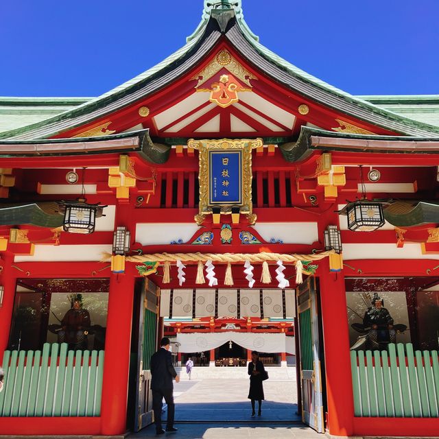 【東京】鳥居とビル街の都会的コントラスト