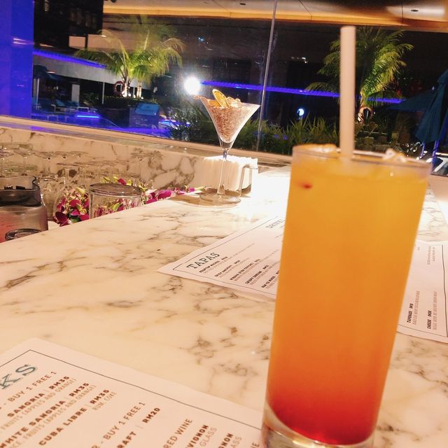 🇲🇾馬來西亞沙巴旅遊🍹🧉🍸半夜睡不著覺來喝杯飲料📍 Hilton Kota Kinabalu