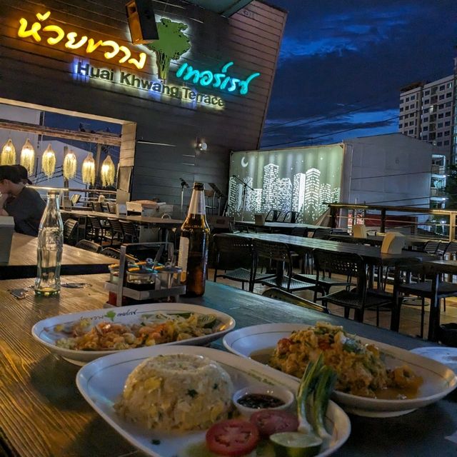 ホワイクワン・テラスで、プーパッポンカリーとパッタイとカオパットの晩ごはん…シンハービールとエスコーラで乾杯。