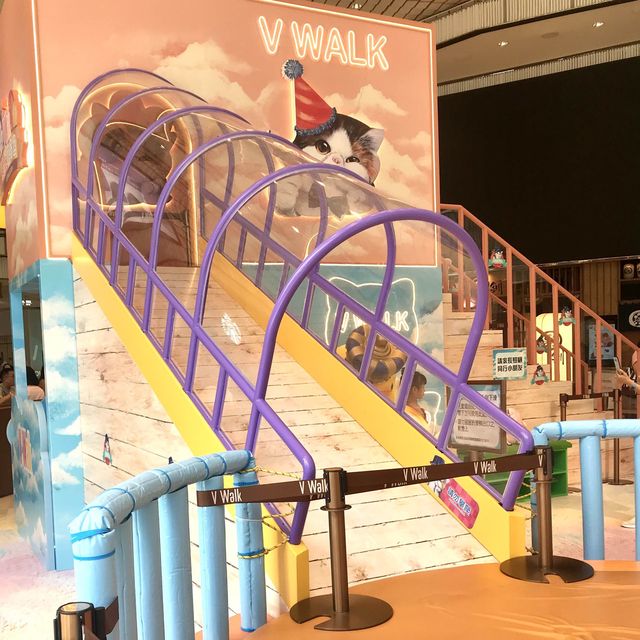 Leonlollipop at V Walk