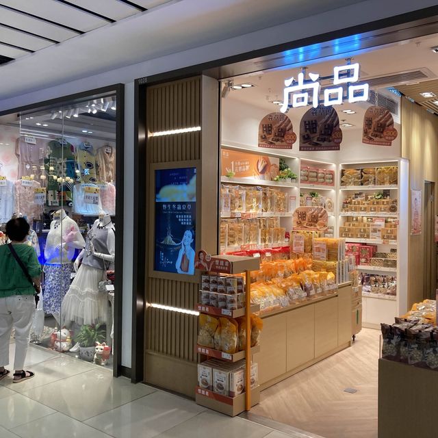 「荃灣商場」：地鐵站附近，注意行李