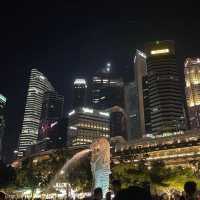 Merlion park Singapore ในยามค่ำคืน