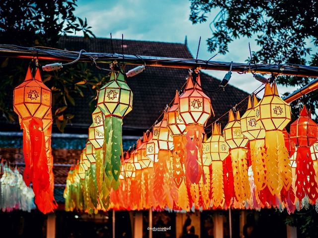 "เทศกาลโคมแสนดวง" วัดพระธาตุหริภุญชัย จ.ลำพูน 🏮