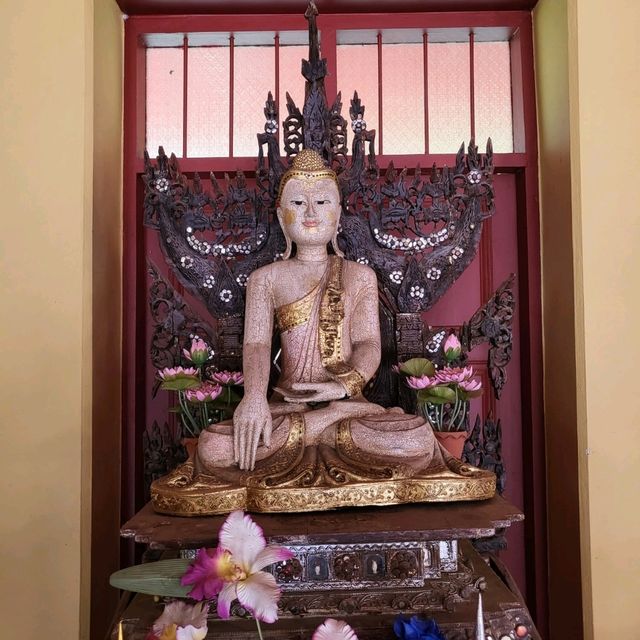 วัดศรีชุม วัดพม่าที่ใหญ่ที่สุดในไทย