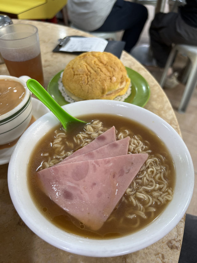 澳門🇲🇴地道推介👍🏻平民餐廳新鴻發美食😍人氣豬扒包