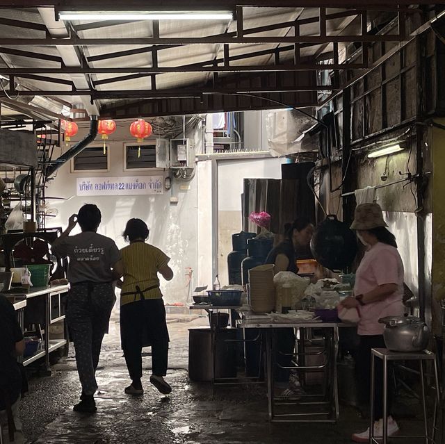 ทานบะหมี่ รับปีมังกร ที่ตลาดน้อย