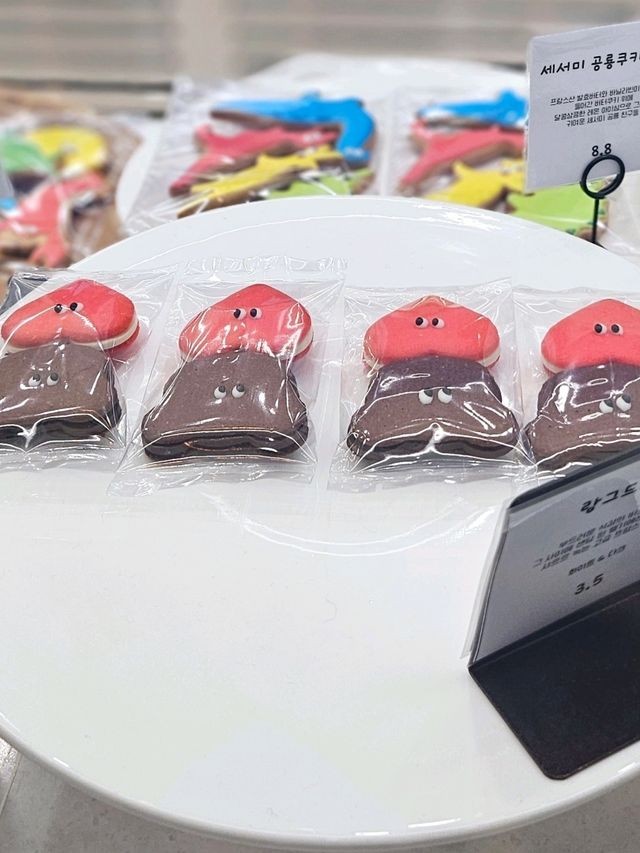 귀여운 몬스터들이 가득한 <쿠키몬스터카페>