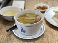 「曼谷紅大哥水門雞飯店，海南雞飯價格實惠」