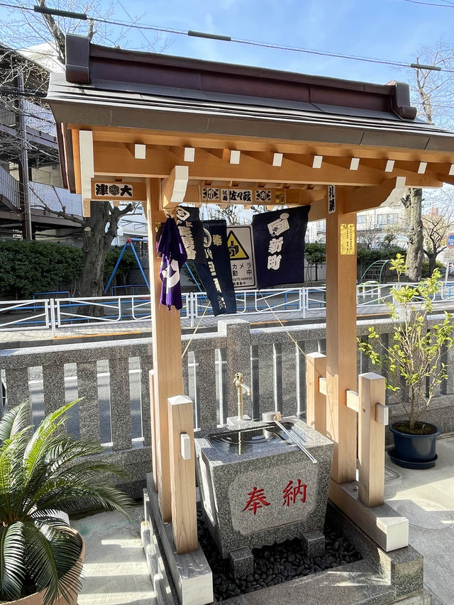 【東灌森稲荷神社/東京都】Ｙ字に埋まるように鎮座する