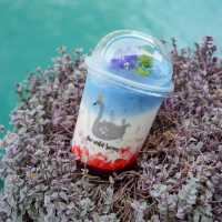 The wild swans cafe' & lake
