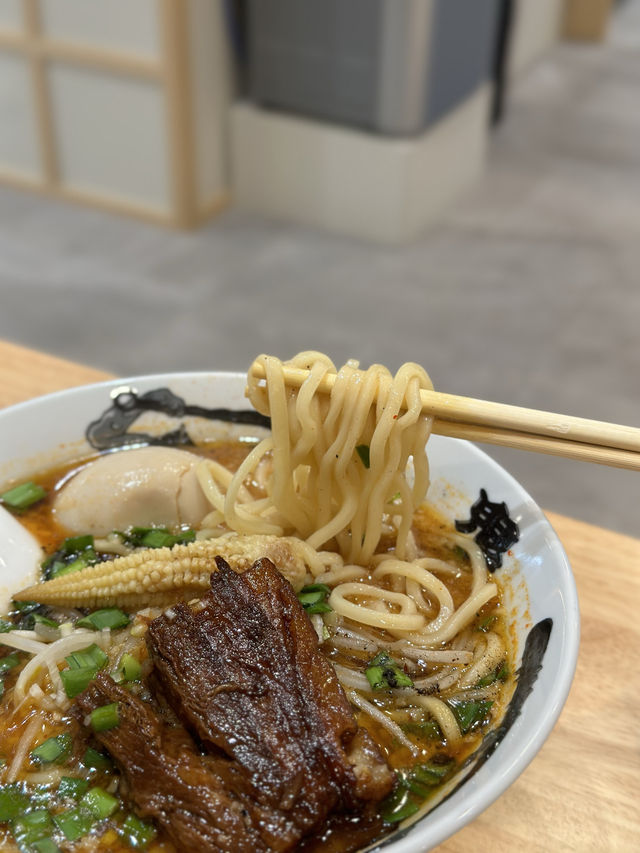 圍方都有鬼金棒拉麵食