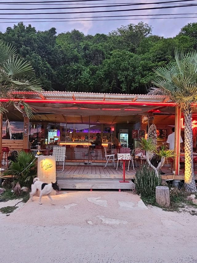 คาเฟ่ลับๆบนเกาะล้าน Vibe​ Bar​ Kohlarn​