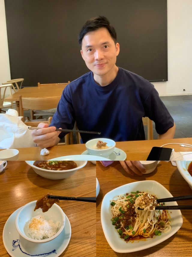 "探索成都美食：金熊猫餐厅(寬巷子店) 寬窄巷子美味之旅！"