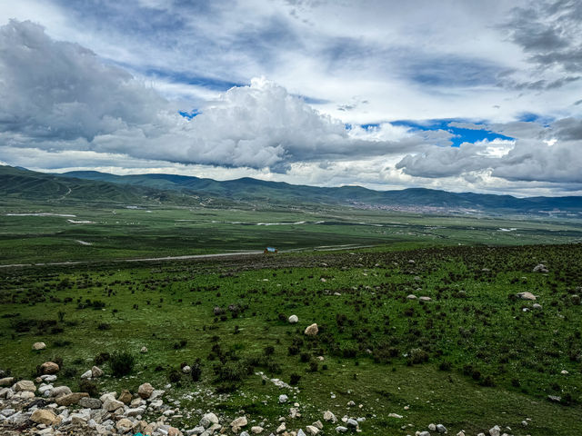 Litang Grassland: A Vast Expanse of Serene Beauty