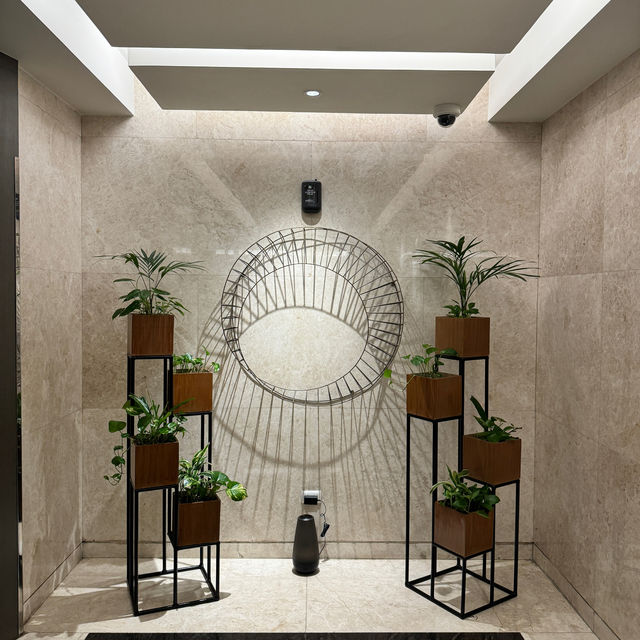 Convenience Meets Comfort Near the Airport ✈️🌆
