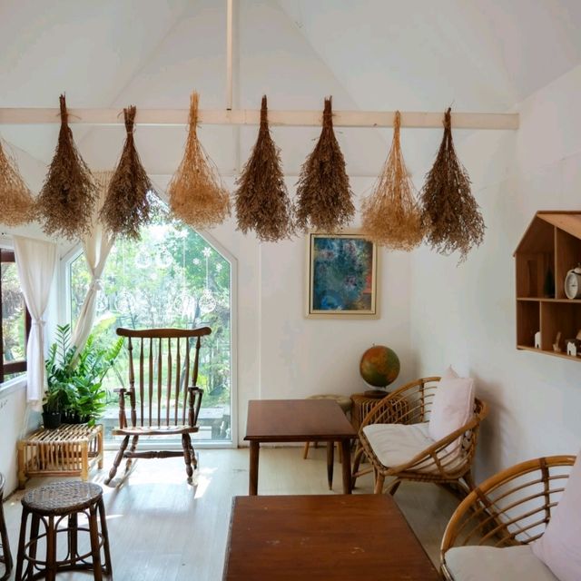 บ้านสวนรอยจรัล: คาเฟ่มินิมอลสุดโฮมมี่ในอยุธยา