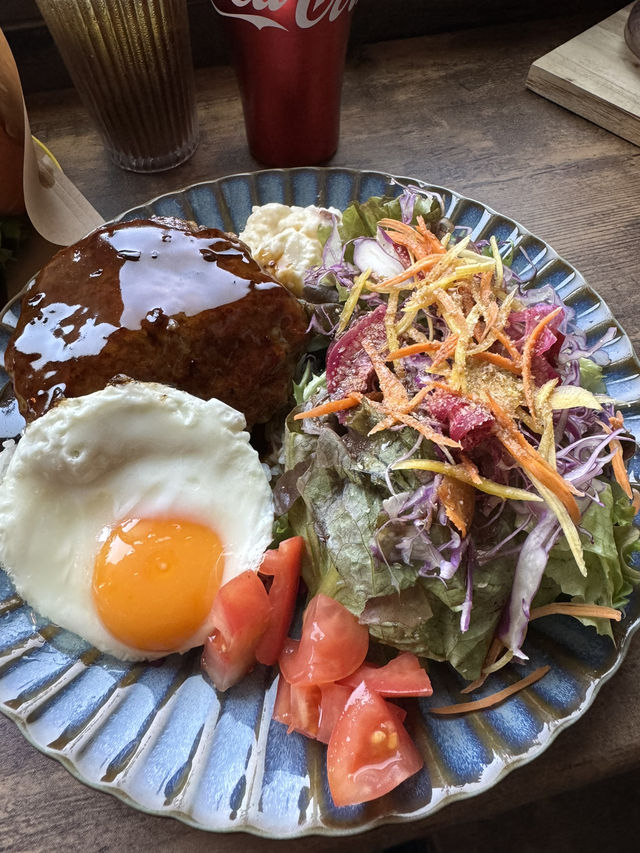 【福岡カフェ】ボリューム満点ランチとカラフルカフェラテ🌈