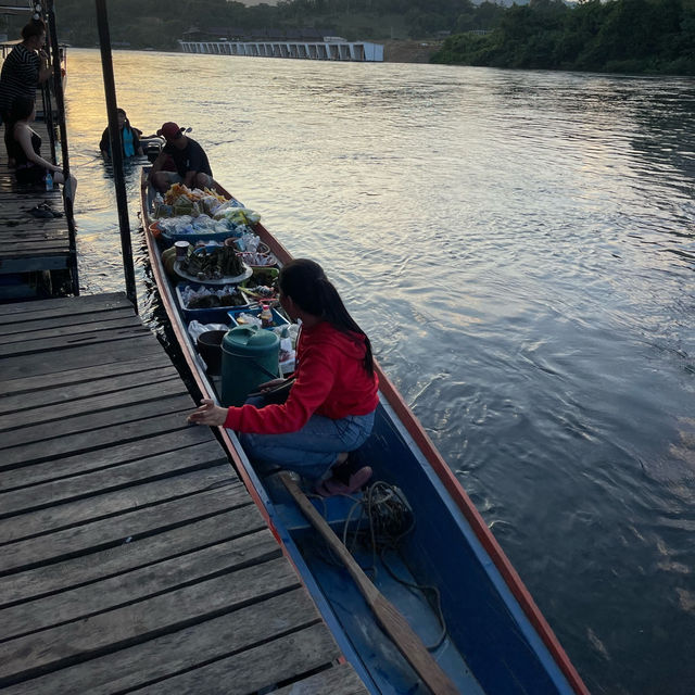 M&R Houseเรือแพริมน้ำสุดปังวิวสวย น้องหมาเข้าพักได้