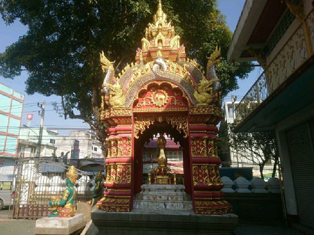 ไหว้พระเจ้าเพชรมงคลมุนี  วัดกลางเวียง